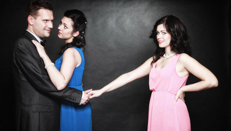 علامات تدل على خيانة الزوج لزوجته وعوامل تسهم في منعها