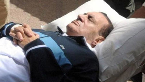 مبارك في العناية المركزة.. ونجله يطلب من متابعيه الدعاء له 