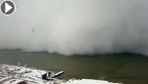 رجل يوثق فيديو يحبس الأنفاس لعاصفة ثلجية وهي تزحف باتجاه المدينة