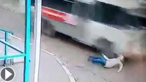 بالفيديو.. نجاة فتاة روسية من الموت سحقا بأعجوبة!