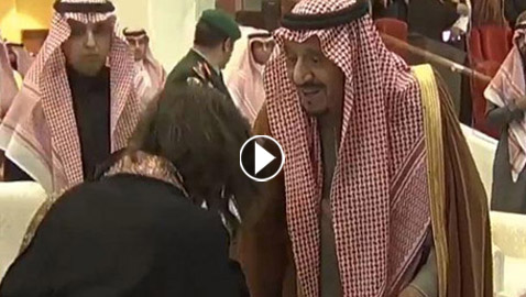 فيديو الملك سلمان يرفض بتواضع تقبيل امرأة ليده