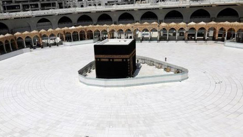 كيف يتم غسل وتعقيم صحن الطواف حول الكعبة؟