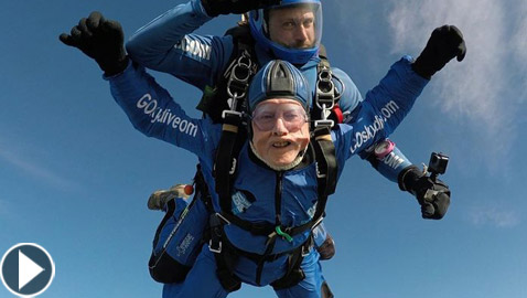 مسن (95 عاما) يُقنع دار الرعاية التي يسكنها بالسماح له القفز بالمظلات!