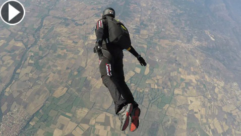 مغامر يقفز من منطاد على ارتفاع 24 ألف قدم بعد مشكلة مفاجئة في الهواء!