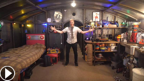 فيديو وصور.. بريطاني يتحصن من كورونا في مكان لا يخطر على بال!