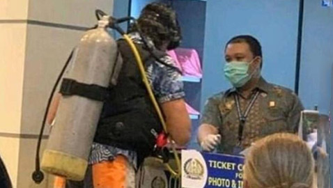 أعلن الحرب على كورونا بطريقة مبتكرة غريبة.. وصورة توثق الحدث!