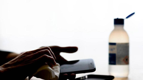 فيروس كورونا والهاتف الذكي: كيف تعقم جهازك دون إتلافه؟