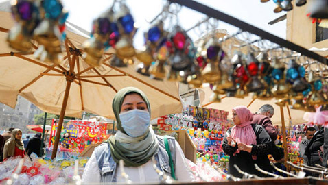 في ظل كورونا.. المسلمون يقبلون على رمضان لم يروا مثله 