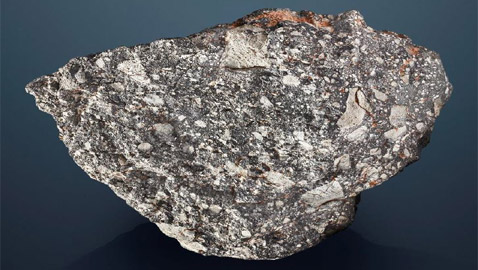 قطعة من القمر بحجم كرة القدم للبيع بسعر خيالي جنوني! صور