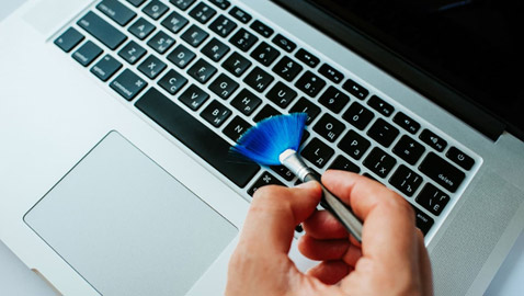 هكذا يمكنك تنظيف لوحة مفاتيح الحاسوب بشكل صحيح