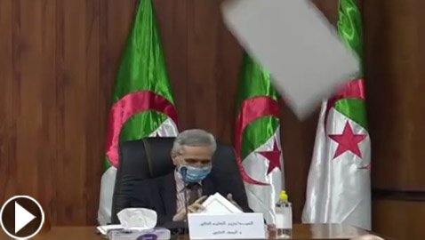 بالفيديو: وزير جزائري ينجو من سقوط لوح من السقف على رأسه!