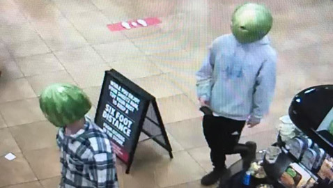 سرقا المتجر متنكران ببطيختين على الراس.. وفيسبوك أوقع بهما! صور