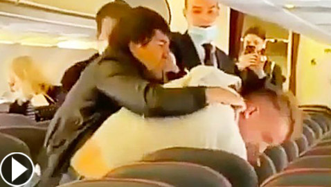 شجار عنيف على متن طائرة روسية بسبب فيروس كورونا! فيديو
