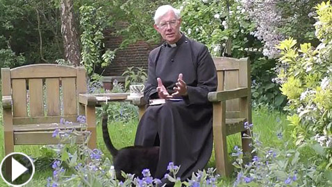 فيديو طريف.. قط أسود يختفي داخل ثوب قس أثناء بث مباشر!