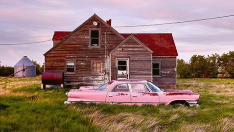 بالصور: مصور يجوب الولايات المتحدة وأوروبا بحثا عن سيارات قديمة مهجورة