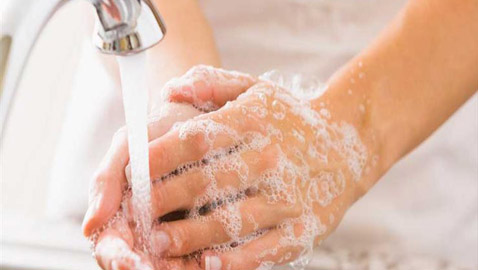 لا تعذب حالك.. اغسل يديك بدلا من تعقيم كل الأسطح طوال الوقت