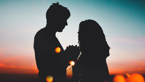 أبراج تقع في الحب بسهولة.. وأخرى سريعة الملل ويخشون الالتزام!