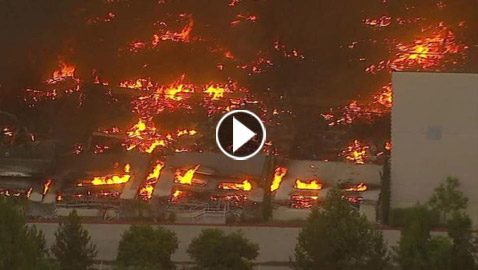 شاهدوا.. حريق هائل يلتهم مستودعات أمازون في كاليفورنيا