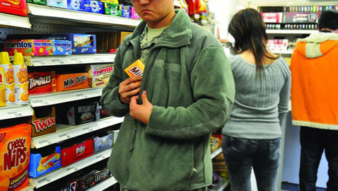 سرقة غريبة.. شاب ألماني ذهب لسرقة متجر فنسي أعز ما يملك!