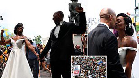 عروسان يحتفلان بزفافهما في مسيرة احتجاجية