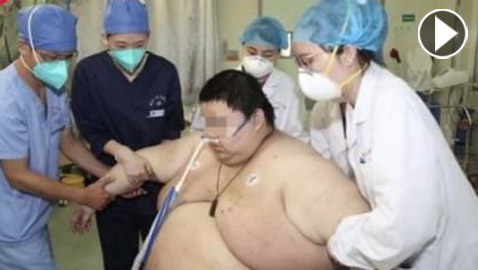 شاهد الرجل الذي زاد وزنه 100 كلغ لشدة خوفه من كورونا