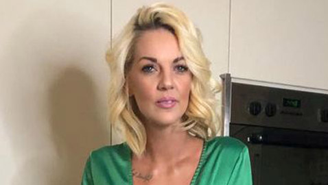 أجرت عملية لعلاج صوتها فاستفاقت وهي تتحدث 4 لغات ولهجات مختلفة!