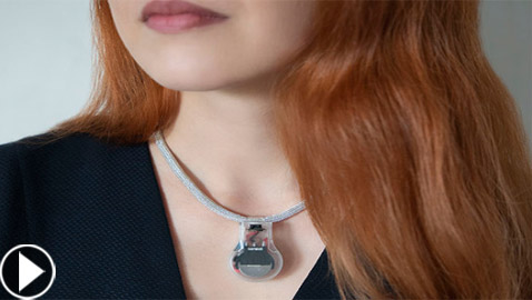 ناسا تصمم قلادة تذكرك بعدم لمس وجهك لحمايتك من كورونا.. فيديو