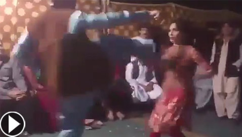 فيديو صادم.. راقصة باكستانية تتعرض لركلة مؤلمة خلال حفل زفاف!