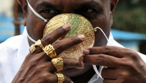 يتباهى بكمامته الأغلى ثمناً.. ويشك في قدرتها على حمايته