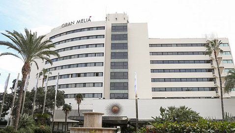 سقط رجل واحد من الشرفة.. فمات اثنان