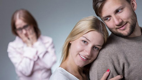 كيف تتعامل مع حماتك بحسب برجها الفلكي؟