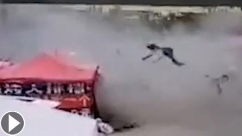 انفجار في مطعم صيني أثناء وجود عماله وزبائنه بالداخل! فيديو