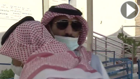 فيديو: مذيع سعودي يفقد الوعي ويسقط في بث مباشر بسبب الحرارة الشديدة 