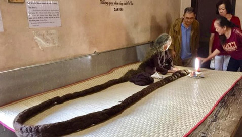 يتلوى مثل الثعبان.. عجوز لم تقص شعرها منذ 64 عاما