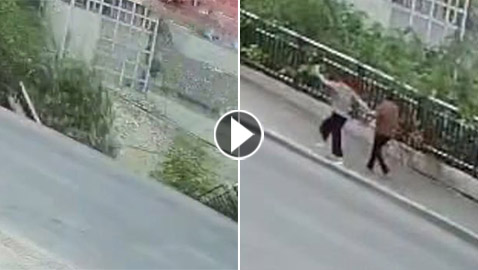 فيديو صادم.. الأرض تنشق فجأة وتبتلع امرأتين على الرصيف!