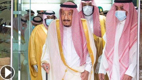 فيديو وصور: الملك سلمان يغادر المستشفى بعد عملية استئصال المرارة