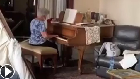 موسيقى وسط الخراب! فيديو مؤثر لسيدة لبنانية تعزف البيانو رغم دمار منزلها