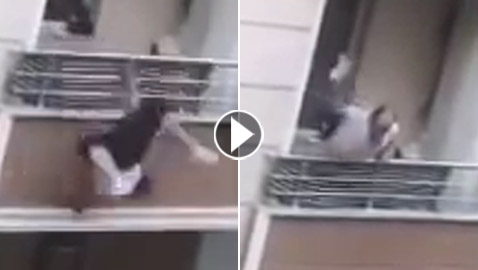 فيديو صادم.. تركي يتشاجر مع قريبه وفجأة يختل من الشرفة ويسقط!