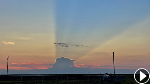 صورة مثيرة لعاصفة رعدية معزولة حجبت شروق الشمس بالكامل!
