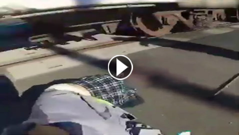 في اللحظة الأخيرة.. شرطية تنقذ مسناً علق كرسيه المتحرك أمام قطار سريع