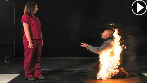 مشهد غريب وصادم: طلب يد حبيبته والنيران مشتعلة فيه! صور وفيديو