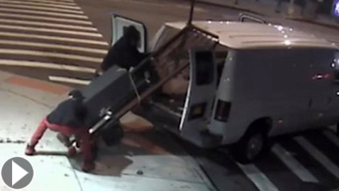 عملية سرقة جريئة.. لصان ينتزعان جهاز صراف آلي ويدفعانه لشاحنتهما