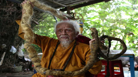 لم يقصه أو يغسله منذ 80 عاما.. قصة الرجل صاحب أطول شعر في العالم