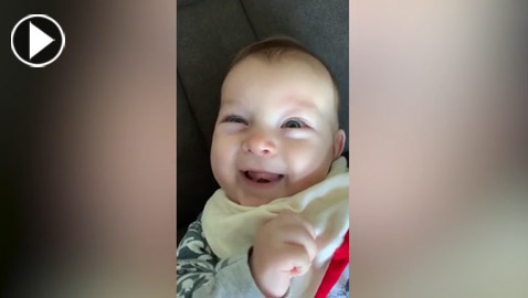 شاهد.. رضيعة في عمر أربعة أشهر ترد التحية لأمها!