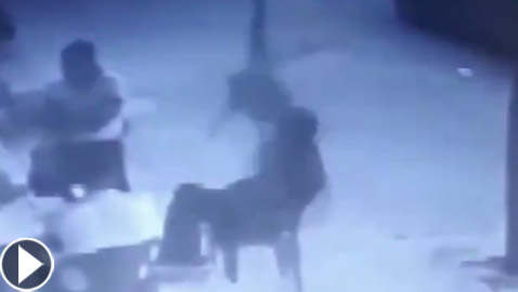 شاب تركي ينقذ طفلا سوريا بأعجوبة من الموت بعد سقوطه من الشرفة