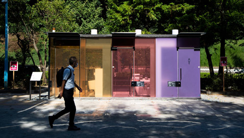 هل تجرؤ على استخدام مرحاض جدرانه شفافة؟ شاهد