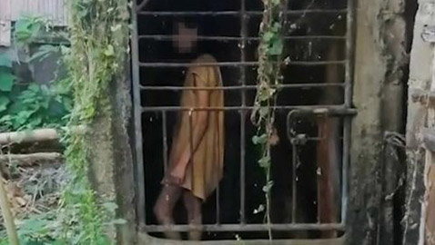 واقعة صادمة: العثور على امرأة محبوسة في قفص منذ ربع قرن! صور