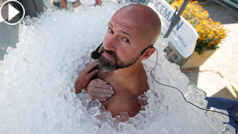 رجل يحطم الرقم القياسي بالوقوف أكثر من ساعتين ونصف بصندوق ثلج!