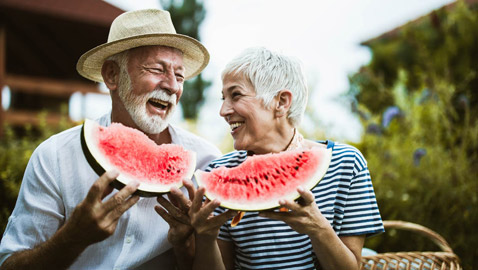 في هذا العمر نبلغ ذروة السعادة.. ماذا عن التعاسة؟