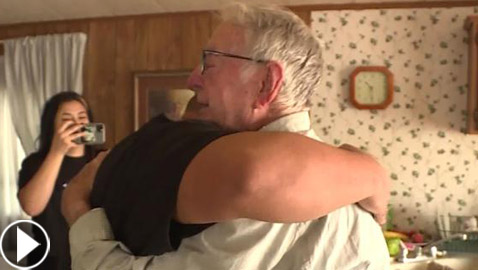 عامل توصيل بيتزا بعمر 89 عاما يحصل على إكرامية مفاجئة من زبائن